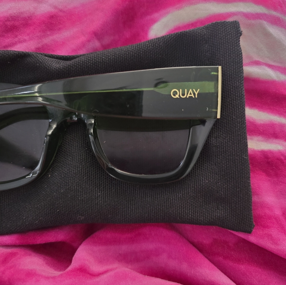 Quay Green Sunglasses WORN ONCE - Picture 2 of 5